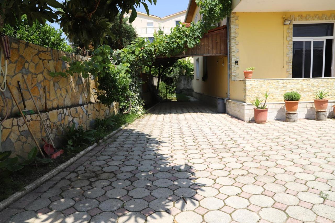 Raisa Guesthouse 12 베라트 외부 사진